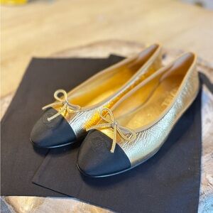 NEW Authentic CHANEL Gold Metallic and Black Ballet Flats Size 40.5